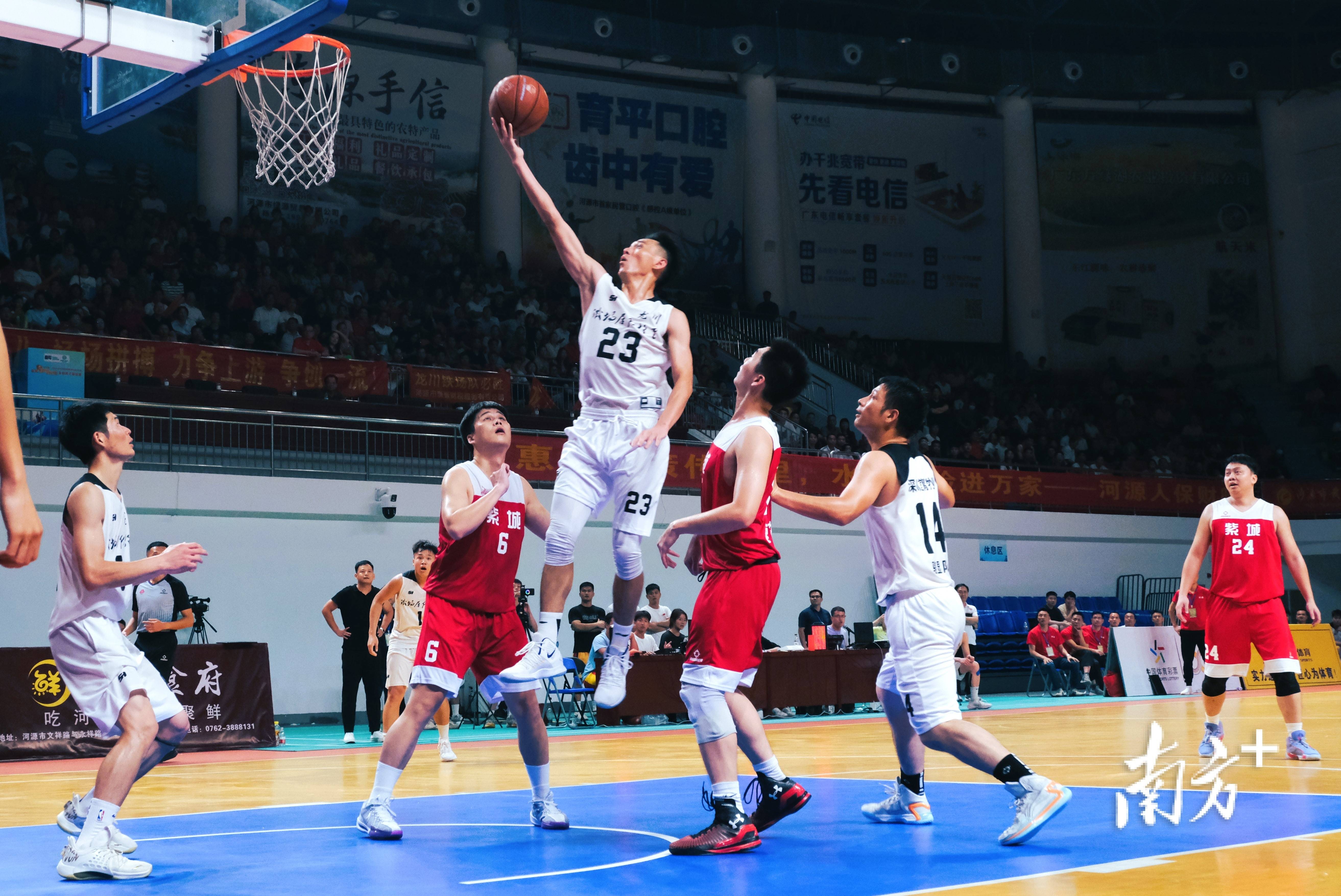 篮球明星在最新一场比赛中表现抢眼 篮球明星在最新一场比赛中表现抢眼