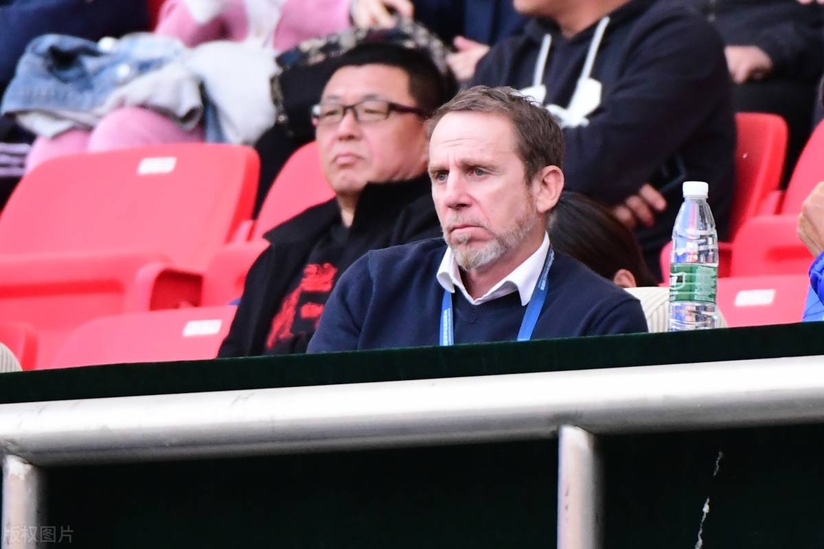 B体育课程-主教练赞扬球员表现,期待更出色表现