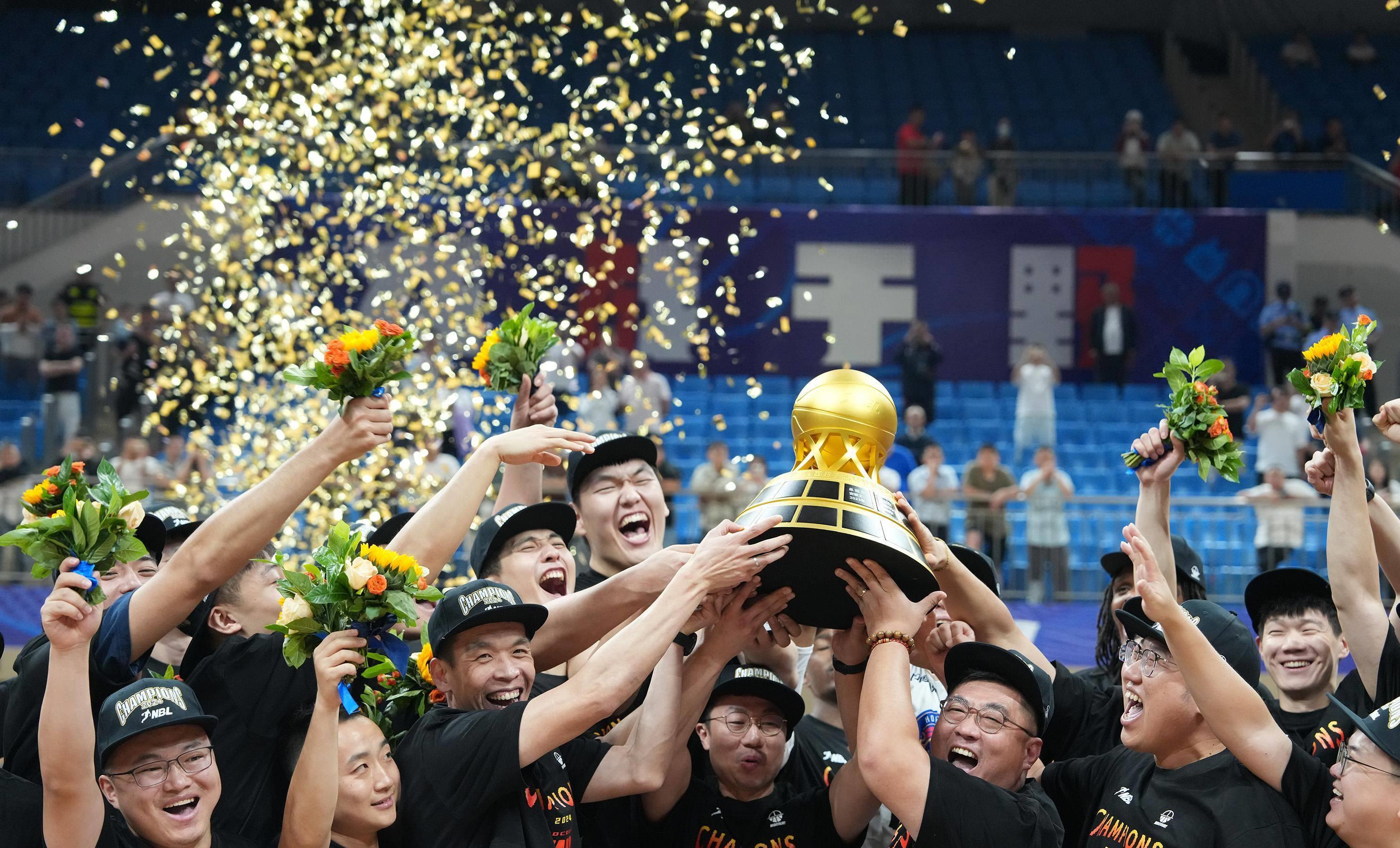 B体育网页版-国内篮球联赛再度吸引观众围观,场面火爆