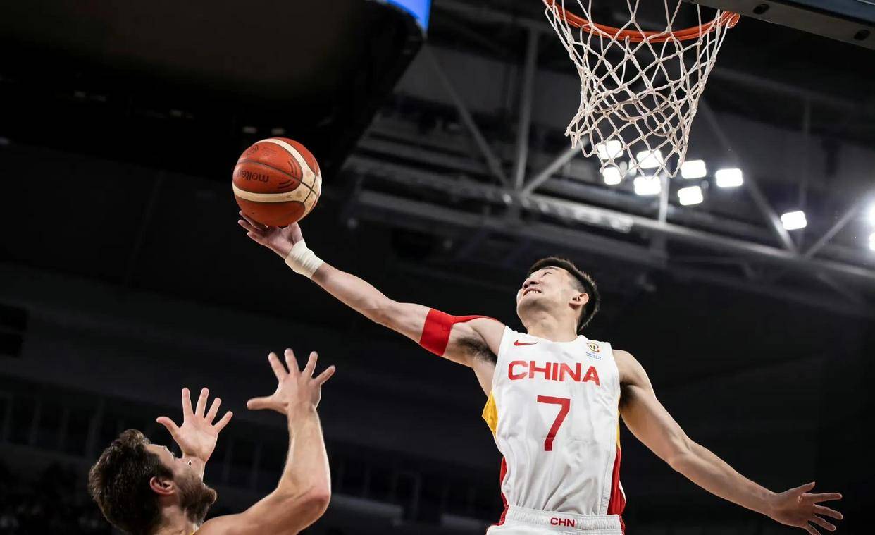 国内篮球联赛再度吸引观众围观,场面火爆 国内篮球联赛再度吸引观众围观,场面火爆