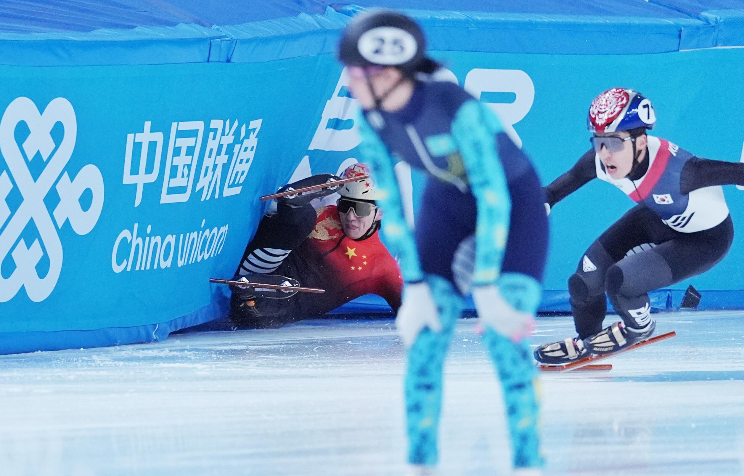 关于短道速滑韩国选手力克对手，实现逆袭获胜的信息
