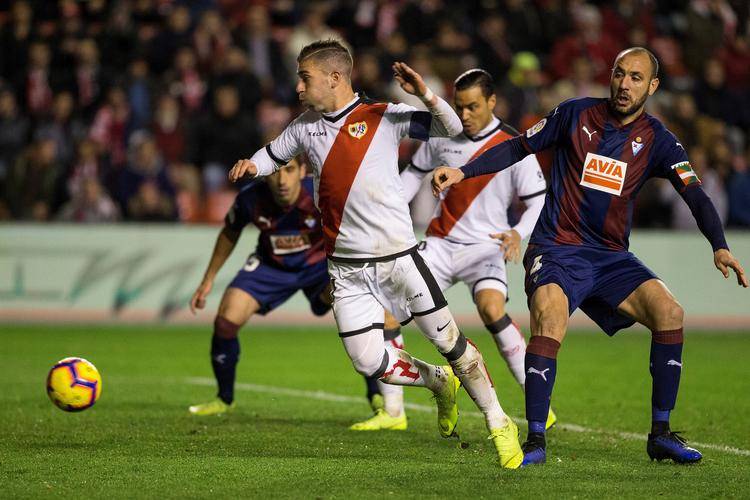 B体育app-西甲球队取得胜利,球迷狂热支持