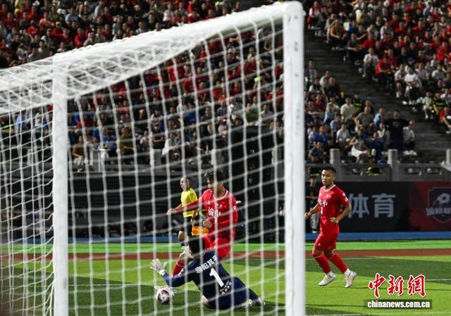 全国足球顶级联赛精彩对抗:国安战平重庆的简单介绍 全国足球顶级联赛精彩对抗:国安战平重庆的简单介绍