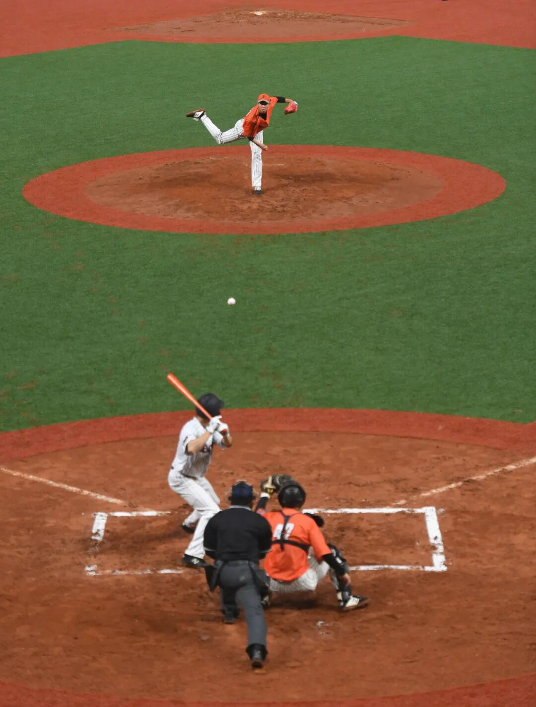 B体育培训-棒球比赛选手实力抢眼,球场上呈现激烈对决