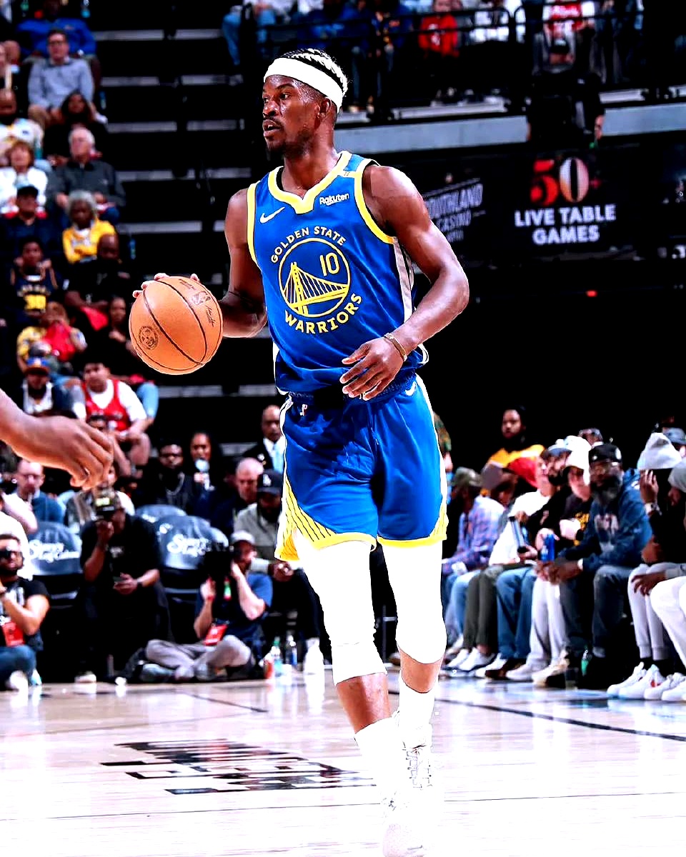 勇士战胜灰熊,稳居西部榜首 勇士战胜灰熊,稳居西部榜首