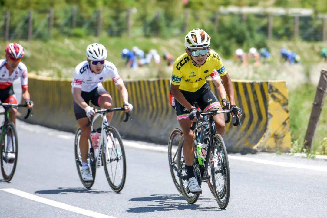 青海队队员互相配合,赢得比赛关键 青海队队员互相配合,赢得比赛关键