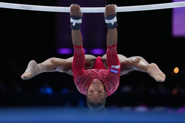 阿尔及利亚体操选手战胜对手，获得金牌